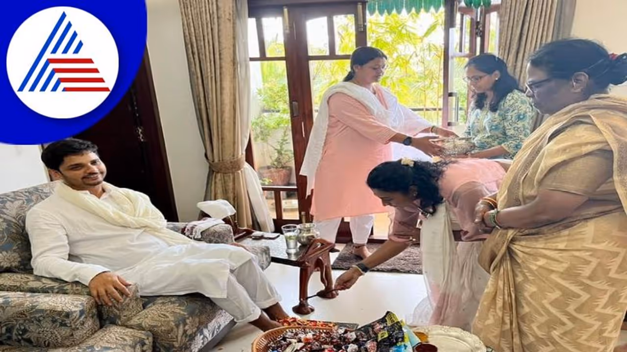 ಅವದೂತ ವಿನಯ್ ಗೂರೂಜಿಗೆ ಪಾದಪೂಜೆ: ಸಾಮಾಜಿಕ ಜಾಲತಾಣದಲ್ಲಿ ಬಿಸಿ ಬಿಸಿ ಚರ್ಚೆ ಅವದೂತ ವಿನಯ್ ಗೂರೂಜಿಗೆ ಪಾದಪೂಜೆ: ಸಾಮಾಜಿಕ ಜಾಲತಾಣದಲ್ಲಿ ಬಿಸಿ ಬಿಸಿ ಚರ್ಚೆ