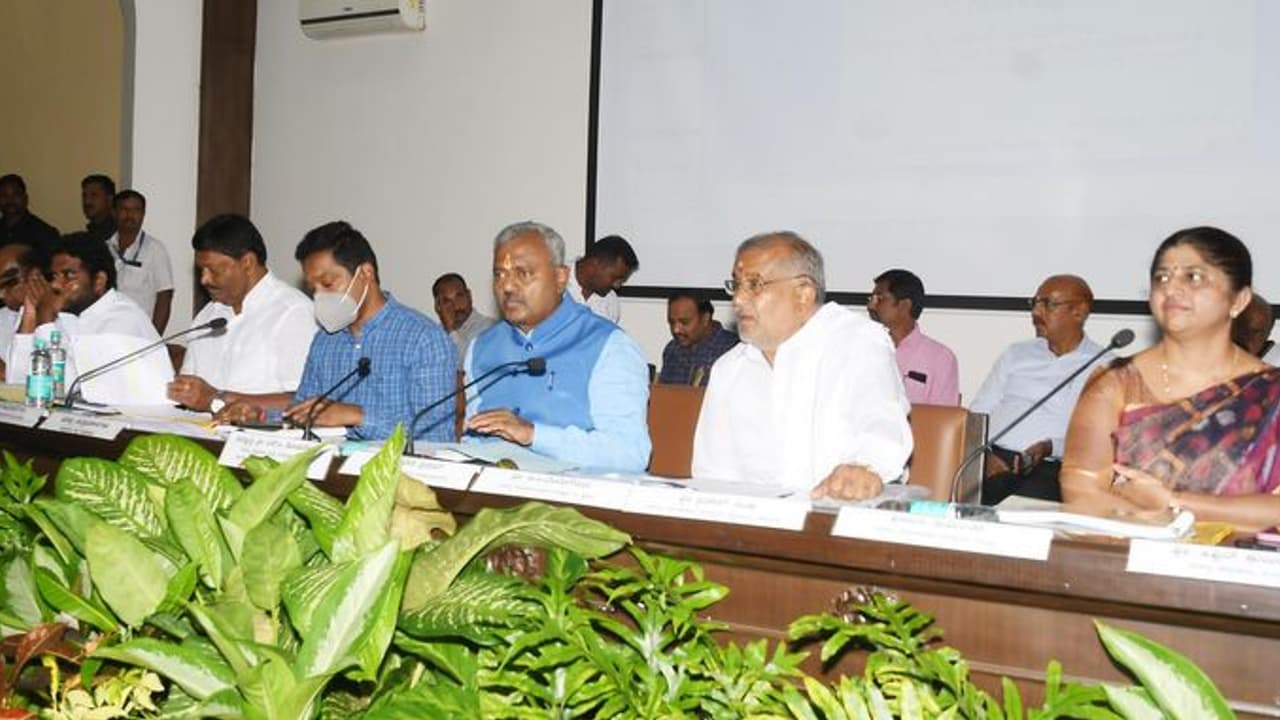 Mysuru: ಹದಗೆಟ್ಟ ರಸ್ತೆ: ಅಧಿಕಾರಿಗಳಿಗೆ ಸಚಿವ ಸೋಮಶೇಖರ್ ತರಾಟೆ Mysuru: ಹದಗೆಟ್ಟ ರಸ್ತೆ: ಅಧಿಕಾರಿಗಳಿಗೆ ಸಚಿವ ಸೋಮಶೇಖರ್ ತರಾಟೆ