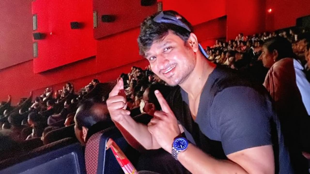 കാണികളുടെ കണ്ണില്‍ പെടാതെ നായകന്‍ ഐ മാക്സ് തിയറ്ററില്‍; അവസാനം 'കാര്‍ത്തികേയ 2' കണ്ടെന്ന് നിഖില്‍