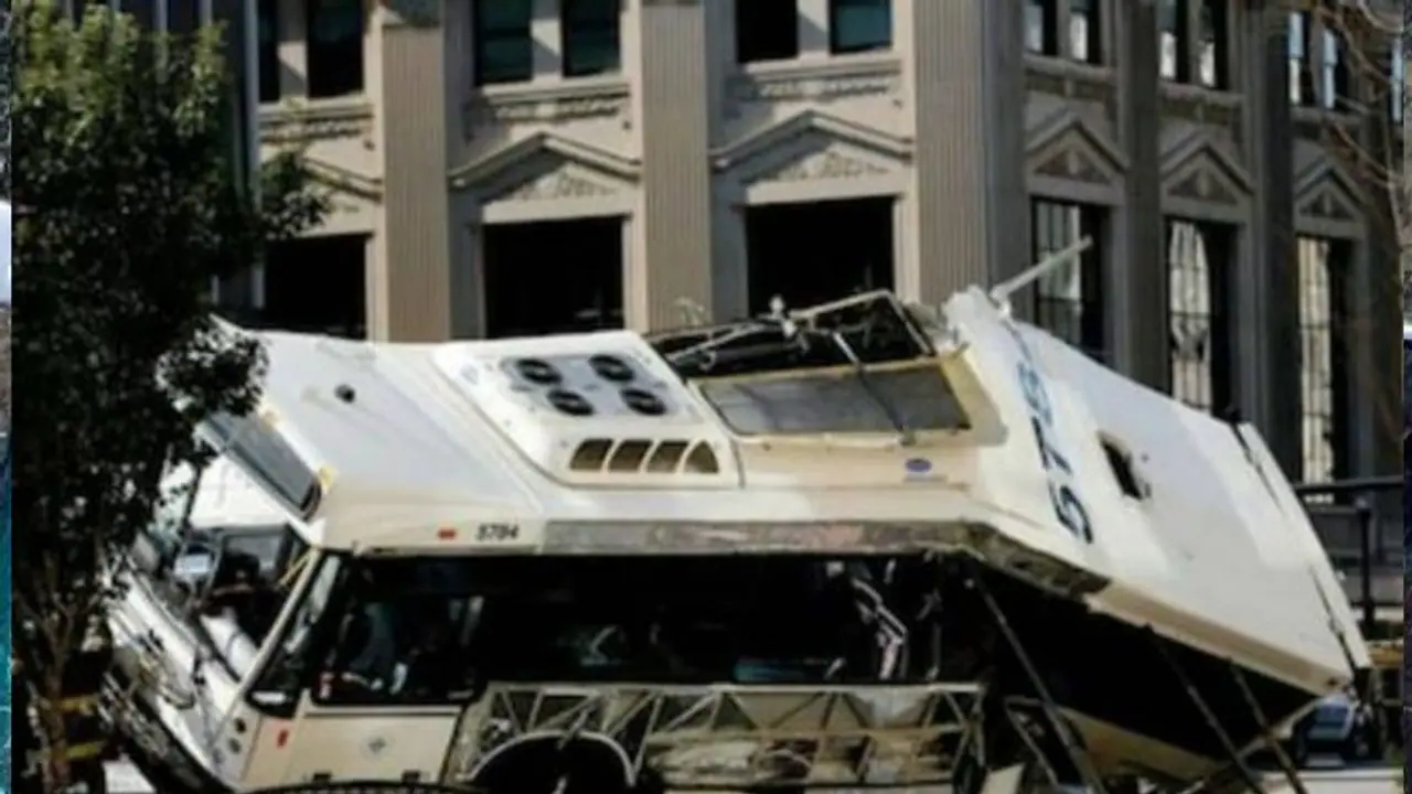 சாலையில் பேருந்து கவிழ்ந்து விபத்து! 27 பேர் உடல் நசுங்கி ரத்த வெள்ளத்தில் துடிதுடித்து பலி! 20 பேர் படுகாயம்