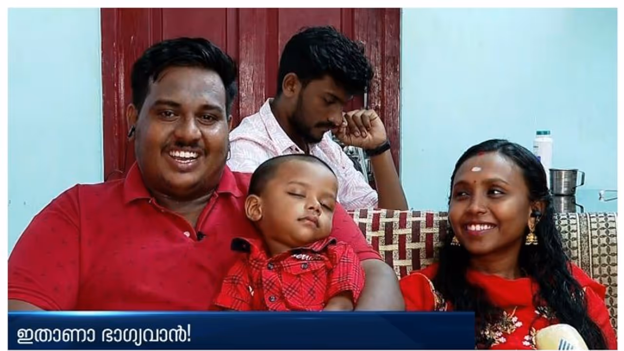 'ഇപ്പോള് എല്ലാവരും നല്ല സ്നേഹത്തിലാണ്, ഇനിയത് മാറും', ഓണം ബമ്പര് അടിച്ച അനൂപ് പറയുന്നു 'ഇപ്പോള് എല്ലാവരും നല്ല സ്നേഹത്തിലാണ്, ഇനിയത് മാറും', ഓണം ബമ്പര് അടിച്ച അനൂപ് പറയുന്നു