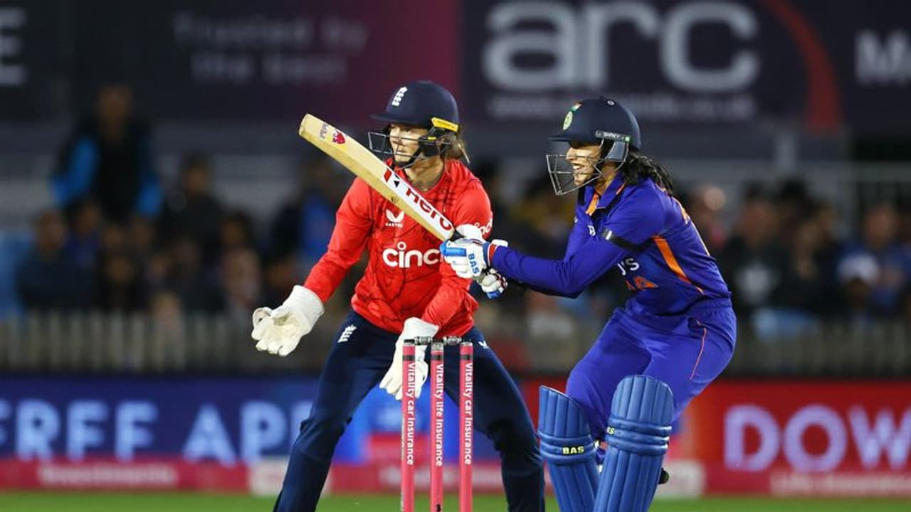 झूलन की ड्रीम बॉल पर इंग्लिश टीम का पतन, मंधाना की दिलेरी ने जिताया मैच, जानें कैसे महिला टीम ने गिराई बिजली झूलन की ड्रीम बॉल पर इंग्लिश टीम का पतन, मंधाना की दिलेरी ने जिताया मैच, जानें कैसे महिला टीम ने गिराई बिजली