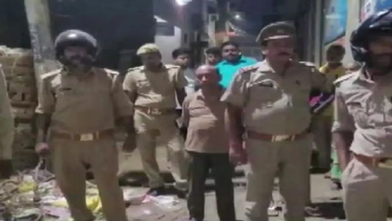 देवरिया में दो मंजिला जर्जर मकान गिरने से उजड़ गया परिवार, मलबे में दबकर पति पत्नी समेत बेटी की हुई मौत देवरिया में दो मंजिला जर्जर मकान गिरने से उजड़ गया परिवार, मलबे में दबकर पति पत्नी समेत बेटी की हुई मौत