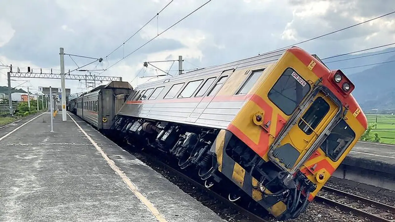 taiwan: earthquake: தைவானை உலுக்கும் பூகம்பம்: இதுவரை 70 நில அதிர்வுகளால் மக்கள் பீதி, சாலையில் தஞ்சம் taiwan: earthquake: தைவானை உலுக்கும் பூகம்பம்: இதுவரை 70 நில அதிர்வுகளால் மக்கள் பீதி, சாலையில் தஞ்சம்