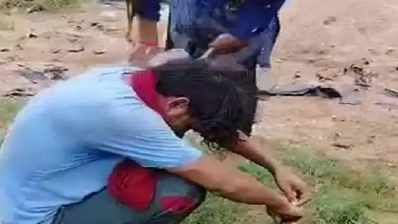 जालौन: शराब के नशे में युवक ने की छेड़खानी, गुस्साई युवती ने दोनों हाथों से दी ऐसी सजा, वीडियो वायरल जालौन: शराब के नशे में युवक ने की छेड़खानी, गुस्साई युवती ने दोनों हाथों से दी ऐसी सजा, वीडियो वायरल