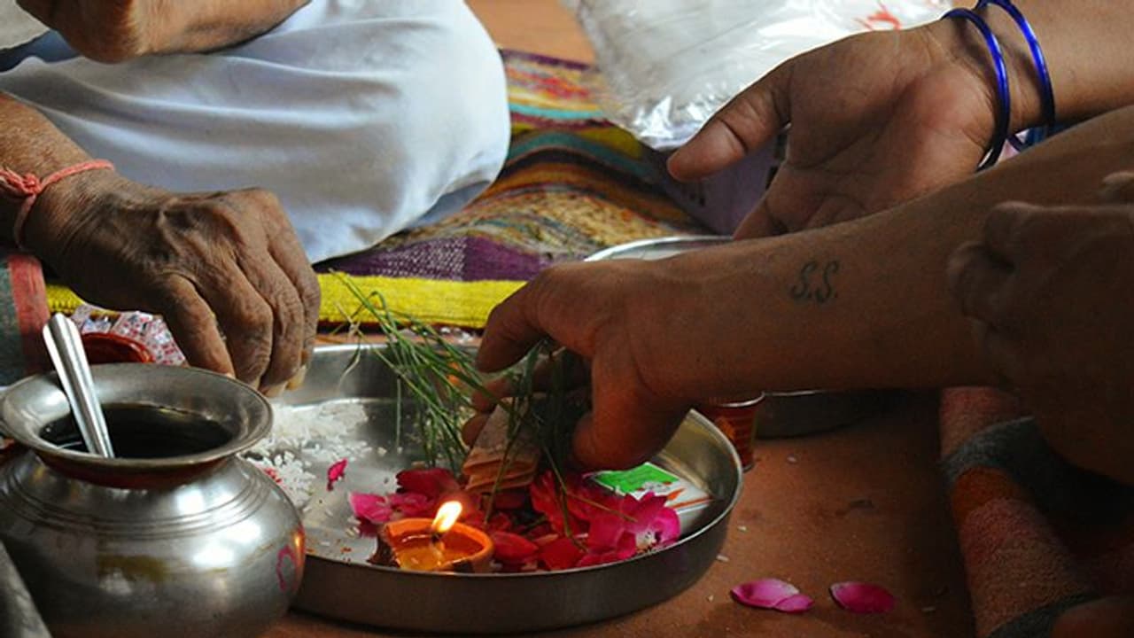 Sarva Pitru Amavasya 2022: कब है सर्वपितृ मोक्ष अमावस्या? जानें सही डेट, महत्व और उपाय Sarva Pitru Amavasya 2022: कब है सर्वपितृ मोक्ष अमावस्या? जानें सही डेट, महत्व और उपाय