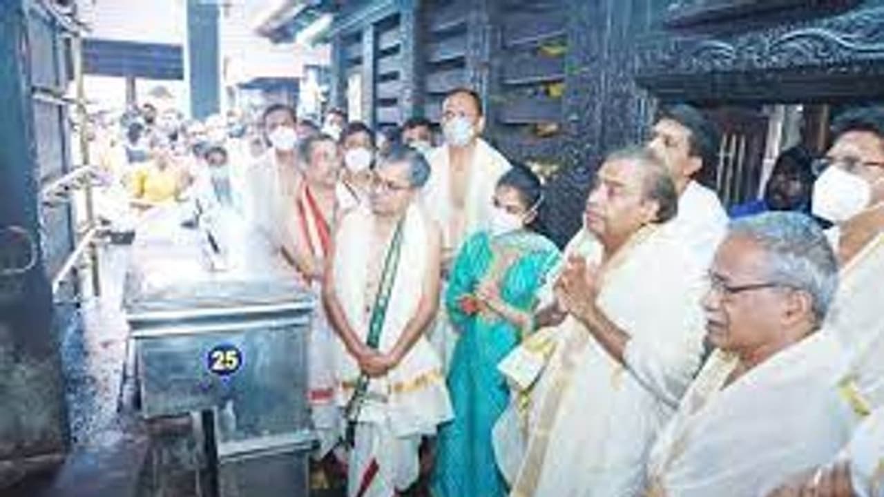 குருவாயூர் கோவிலுக்கு முகேஷ் அம்பானி ரூ. 1.5 கோடி நன்கொடை; உடன் வந்த எதிர்கால மருமகள்!! குருவாயூர் கோவிலுக்கு முகேஷ் அம்பானி ரூ. 1.5 கோடி நன்கொடை; உடன் வந்த எதிர்கால மருமகள்!!