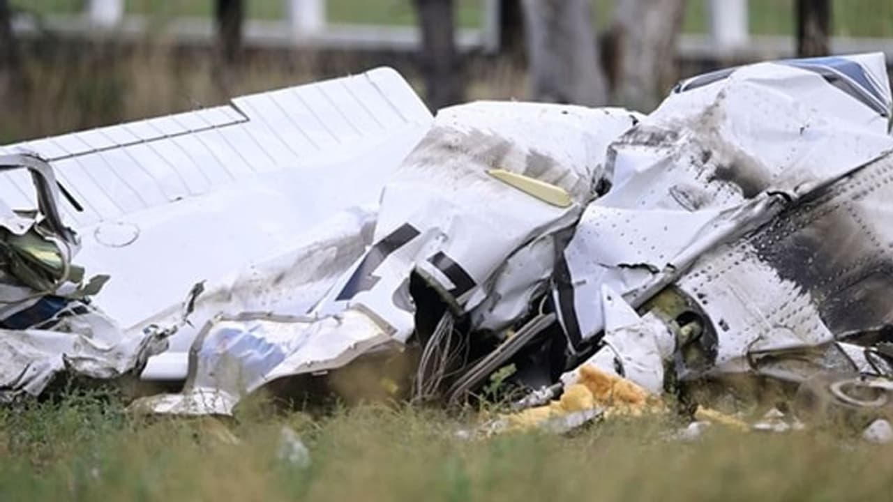 நடுவானில் இரண்டு விமானங்கள் நேருக்கு நேர் மோதல்.. 3 பேர் உடல் சிதறி உயிரிழப்பு..!