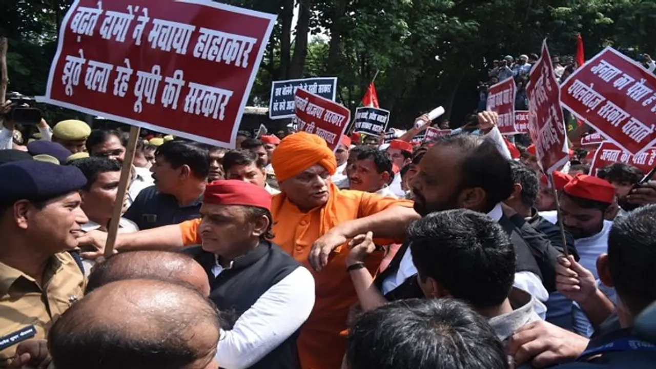 सपा ने खत्म किया धरना, मानसून सत्र के पहले दिन पूर्व विधायक के निधन पर जताया शोक