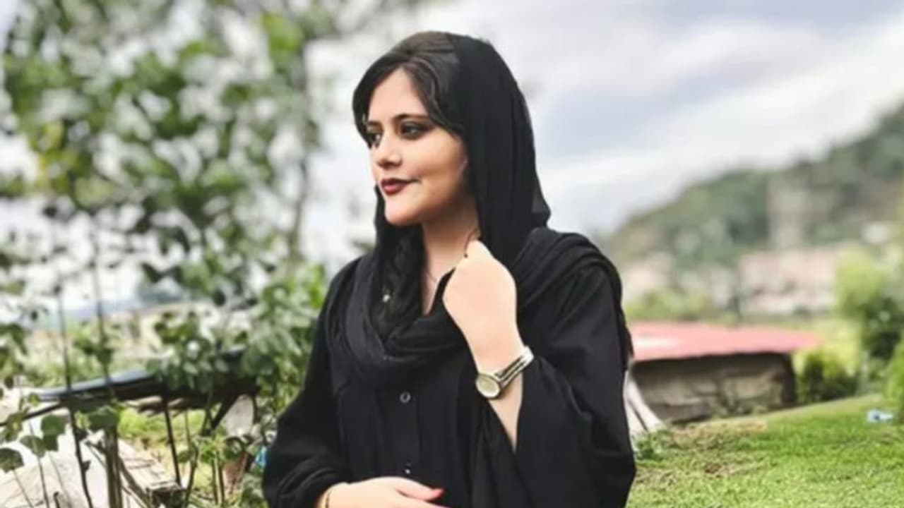 മതകാര്യ പൊലീസ് കസ്റ്റഡിയിലെടുത്ത യുവതിയുടെ മരണം; ഇറാനില് പ്രതിഷേധം കത്തുന്നു മതകാര്യ പൊലീസ് കസ്റ്റഡിയിലെടുത്ത യുവതിയുടെ മരണം; ഇറാനില് പ്രതിഷേധം കത്തുന്നു