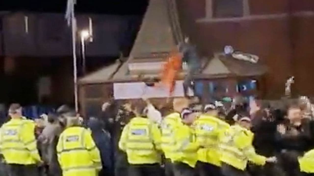 UK: Mob vandalises temple, desecrates saffron flag in Leicester city 