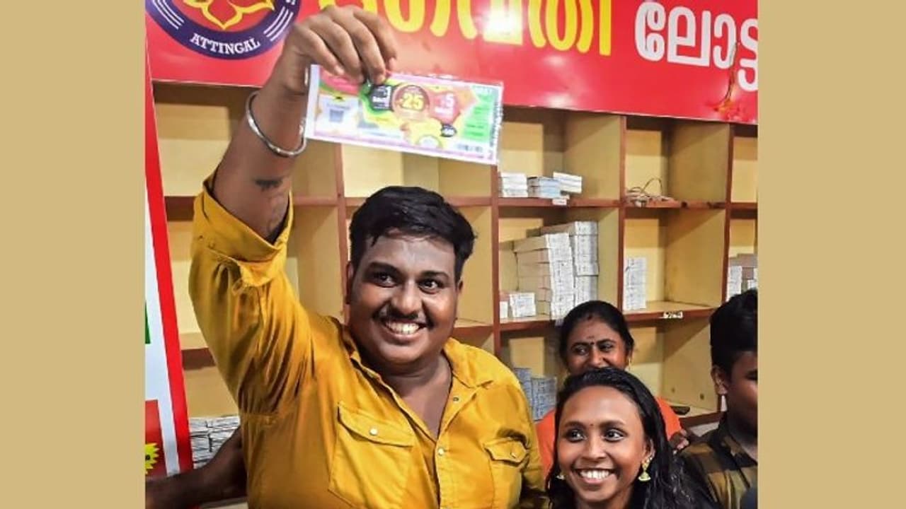 25 കോടിയിൽ കയ്യിൽ കിട്ടുക 15.75 കോടി അല്ല, അതിലും കുറവ്; കണക്ക് പറഞ്ഞ് കുറിപ്പ്, വൈറൽ 25 കോടിയിൽ കയ്യിൽ കിട്ടുക 15.75 കോടി അല്ല, അതിലും കുറവ്; കണക്ക് പറഞ്ഞ് കുറിപ്പ്, വൈറൽ