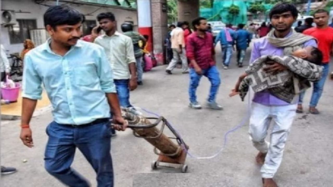 11 साल के बेटे के इलाज के लिए सीतापुर से लखनऊ तक नंगे पैर दौड़ता रहा पिता, जानें क्या बोले जिम्मेदार 11 साल के बेटे के इलाज के लिए सीतापुर से लखनऊ तक नंगे पैर दौड़ता रहा पिता, जानें क्या बोले जिम्मेदार