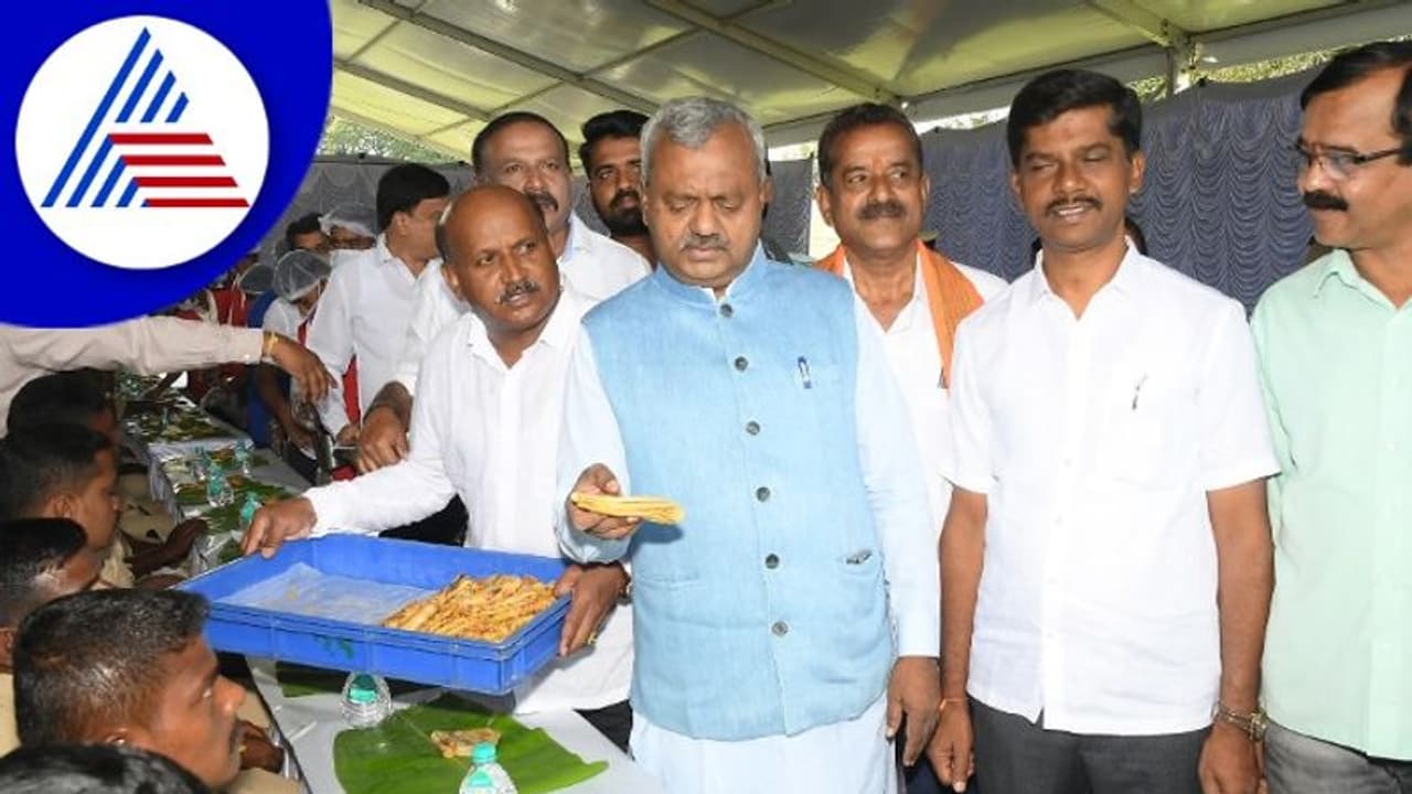 Mysuru Dasara 2022: ಗಜಪಡೆ ಮಾವುತರು, ಕಾವಾಡಿಗಳಿಗೆ ಉಪಾಹಾರ; ಹೋಳಿಗೆ ಬಡಿಸಿದ ಎಸ್.ಟಿ.ಸೋಮಶೇಖರ್ Mysuru Dasara 2022: ಗಜಪಡೆ ಮಾವುತರು, ಕಾವಾಡಿಗಳಿಗೆ ಉಪಾಹಾರ; ಹೋಳಿಗೆ ಬಡಿಸಿದ ಎಸ್.ಟಿ.ಸೋಮಶೇಖರ್