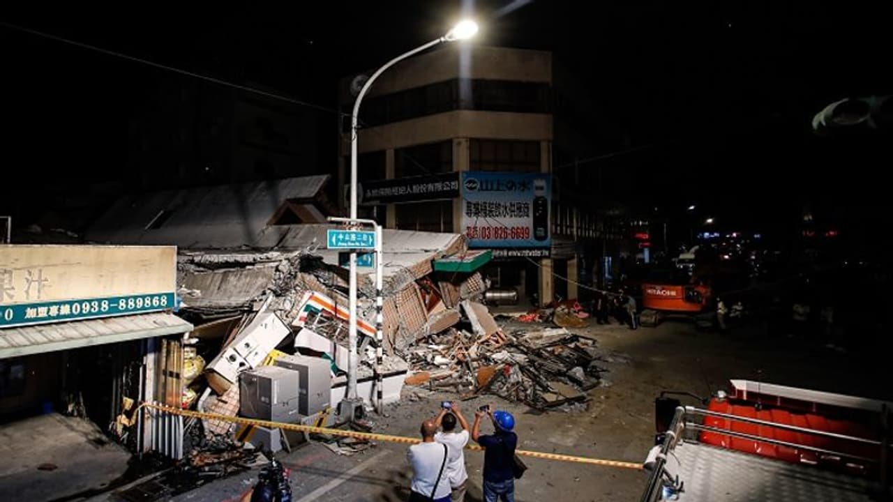 Taiwan suffers from strong earthquake of 7.2 magnitude; 1 killed, train derailed