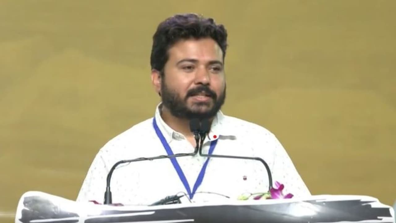 లిక్కర్ పాలసీ స్కామ్ లో ఆప్ ఎమ్మెల్యే దుర్గేష్ పాఠక్కు ఈడీ సమన్లు.. బీజేపీపై విరుచుకుపడ్డ సిసోడియా లిక్కర్ పాలసీ స్కామ్ లో ఆప్ ఎమ్మెల్యే దుర్గేష్ పాఠక్కు ఈడీ సమన్లు.. బీజేపీపై విరుచుకుపడ్డ సిసోడియా