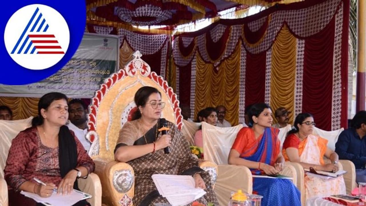 ಆದರ್ಶ ಗ್ರಾಮಕ್ಕೆ ಗ್ರಾಮಸ್ಥರ ಸಹಕಾರ ಅಗತ್ಯ: ಸಂಸದೆ ಸುಮಲತಾ ಆದರ್ಶ ಗ್ರಾಮಕ್ಕೆ ಗ್ರಾಮಸ್ಥರ ಸಹಕಾರ ಅಗತ್ಯ: ಸಂಸದೆ ಸುಮಲತಾ