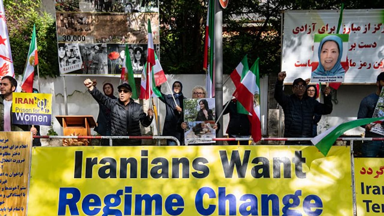 ఇరాన్‌లో వెల్లువెత్తున్న‌ హిజాబ్‌ నిరసనలు.. పోలీసు కాల్పుల్లో ఐదుగురి మృతి.. 