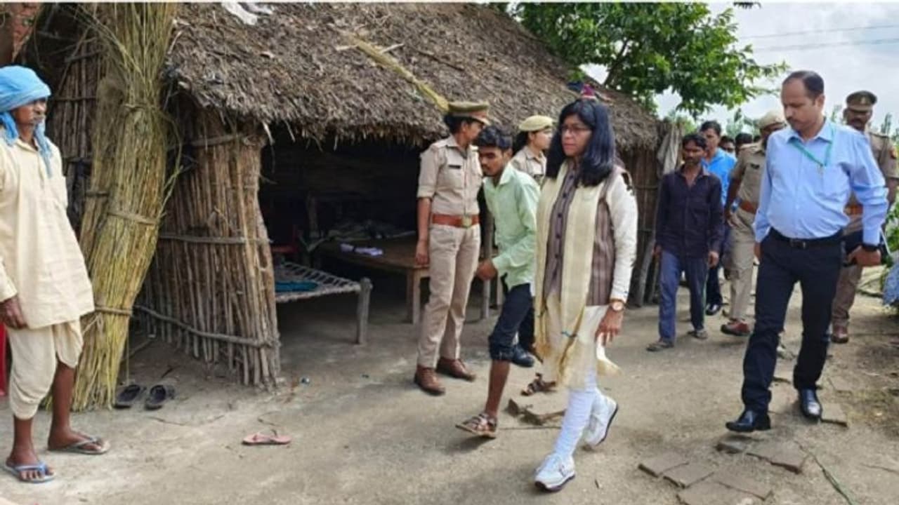 लखीमपुर पहुंची SC ST आयोग की टीम से पीड़ित परिवार ने किए तीखे सवाल, मृतक बहनों के मर्डर की करेगी जांच लखीमपुर पहुंची SC ST आयोग की टीम से पीड़ित परिवार ने किए तीखे सवाल, मृतक बहनों के मर्डर की करेगी जांच