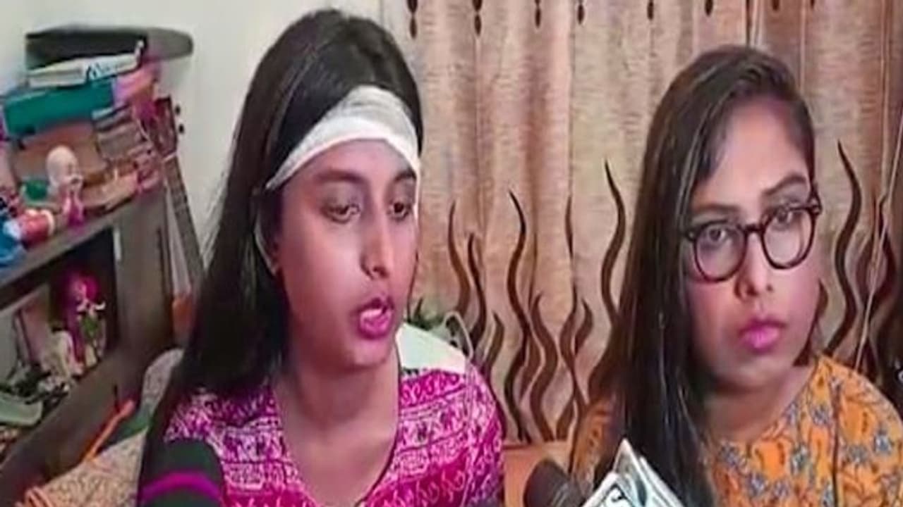 ইউটিউবের কমেন্টে প্রাণনাশের হুমকি, রহড়ায় প্রকাশ্য রাস্তায় ইউটিউবারদের মেরে কান ফাটিয়ে দিল দুষ্কৃতীরা ইউটিউবের কমেন্টে প্রাণনাশের হুমকি, রহড়ায় প্রকাশ্য রাস্তায় ইউটিউবারদের মেরে কান ফাটিয়ে দিল দুষ্কৃতীরা