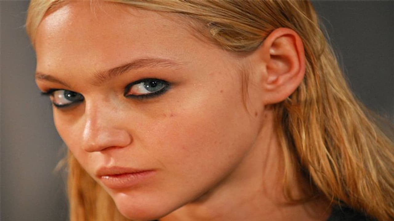 क्यों झड़ते है आईब्रो के बाल, जानें इसे मोटी और घनी करने के आसान उपाय क्यों झड़ते है आईब्रो के बाल, जानें इसे मोटी और घनी करने के आसान उपाय