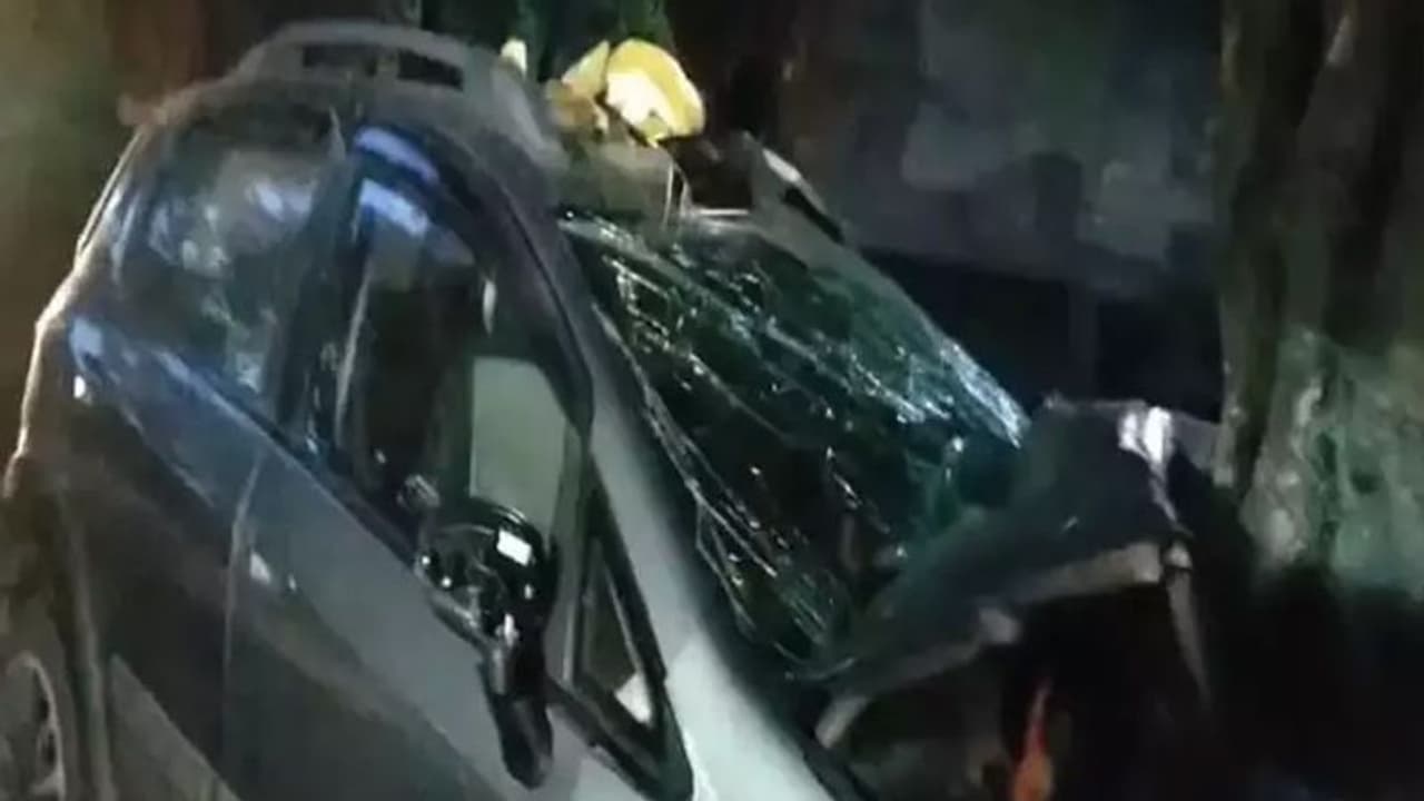 புளிய மரத்தில் மோதிய கார்.. சம்பவ இடத்திலேயே தம்பதி ரத்த வெள்ளத்தில் துடிதுடித்து பலி..!