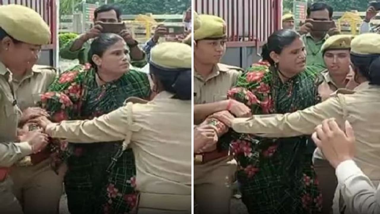 चंदौली: महिला ने SP ऑफिस के बाहर किया आत्मदाह का प्रयास, जमीन संबंधी मामले को लेकर कोतवाल पर लगाए गंभीर आरोप चंदौली: महिला ने SP ऑफिस के बाहर किया आत्मदाह का प्रयास, जमीन संबंधी मामले को लेकर कोतवाल पर लगाए गंभीर आरोप