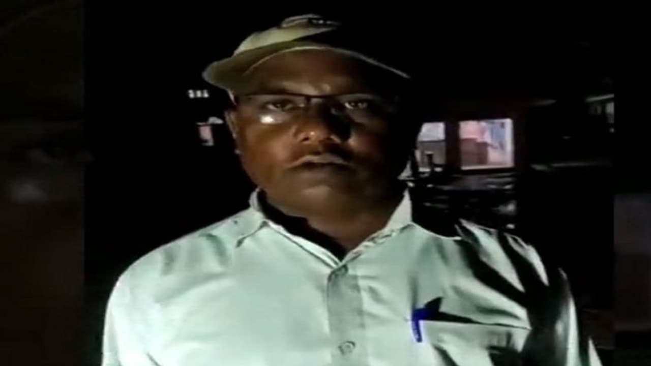 आधी रात को थाने रिपोर्ट लिखवाने पहुंचा शख्स, कहा अमेरिका ने जौनपुर के पाताललोक पर किया हमला आधी रात को थाने रिपोर्ट लिखवाने पहुंचा शख्स, कहा अमेरिका ने जौनपुर के पाताललोक पर किया हमला