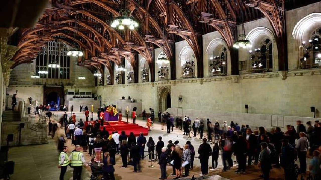 എലിസബത്ത് രാജ്ഞിയെ കാണാനുള്ള ക്യൂവിലെ അവസാനത്തെ വ്യക്തി, അതാര്? എലിസബത്ത് രാജ്ഞിയെ കാണാനുള്ള ക്യൂവിലെ അവസാനത്തെ വ്യക്തി, അതാര്?