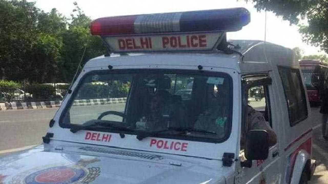 പൊലീസുകാർ ഇൻഷുറൻസ് ഏജന്റുമാരായി വേഷമിട്ടു, അന്വേഷണത്തിൽ തെളിഞ്ഞത് 25 വർഷം പഴക്കമുള്ള കേസ് പൊലീസുകാർ ഇൻഷുറൻസ് ഏജന്റുമാരായി വേഷമിട്ടു, അന്വേഷണത്തിൽ തെളിഞ്ഞത് 25 വർഷം പഴക്കമുള്ള കേസ്