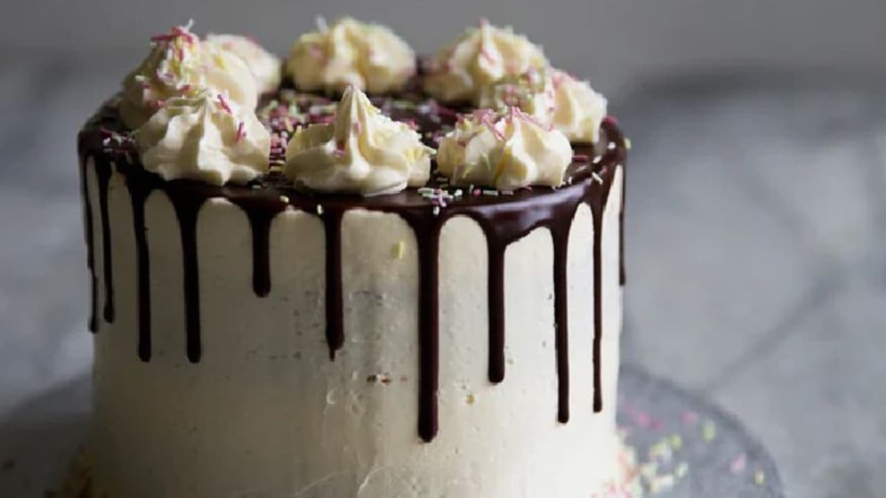 ಹುಟ್ಟುಹಬ್ಬ ಸಂಭ್ರಮದಲ್ಲಿ ಕೇಕ್ ಕತ್ತರಿಸಿ ತಿಂದ 10 ವರ್ಷ ಬಾಲಕಿ ನಿಧನ, ಕುಟುಂಬಸ್ಥರು ಅಸ್ವಸ್ಥ! ಹುಟ್ಟುಹಬ್ಬ ಸಂಭ್ರಮದಲ್ಲಿ ಕೇಕ್ ಕತ್ತರಿಸಿ ತಿಂದ 10 ವರ್ಷ ಬಾಲಕಿ ನಿಧನ, ಕುಟುಂಬಸ್ಥರು ಅಸ್ವಸ್ಥ!