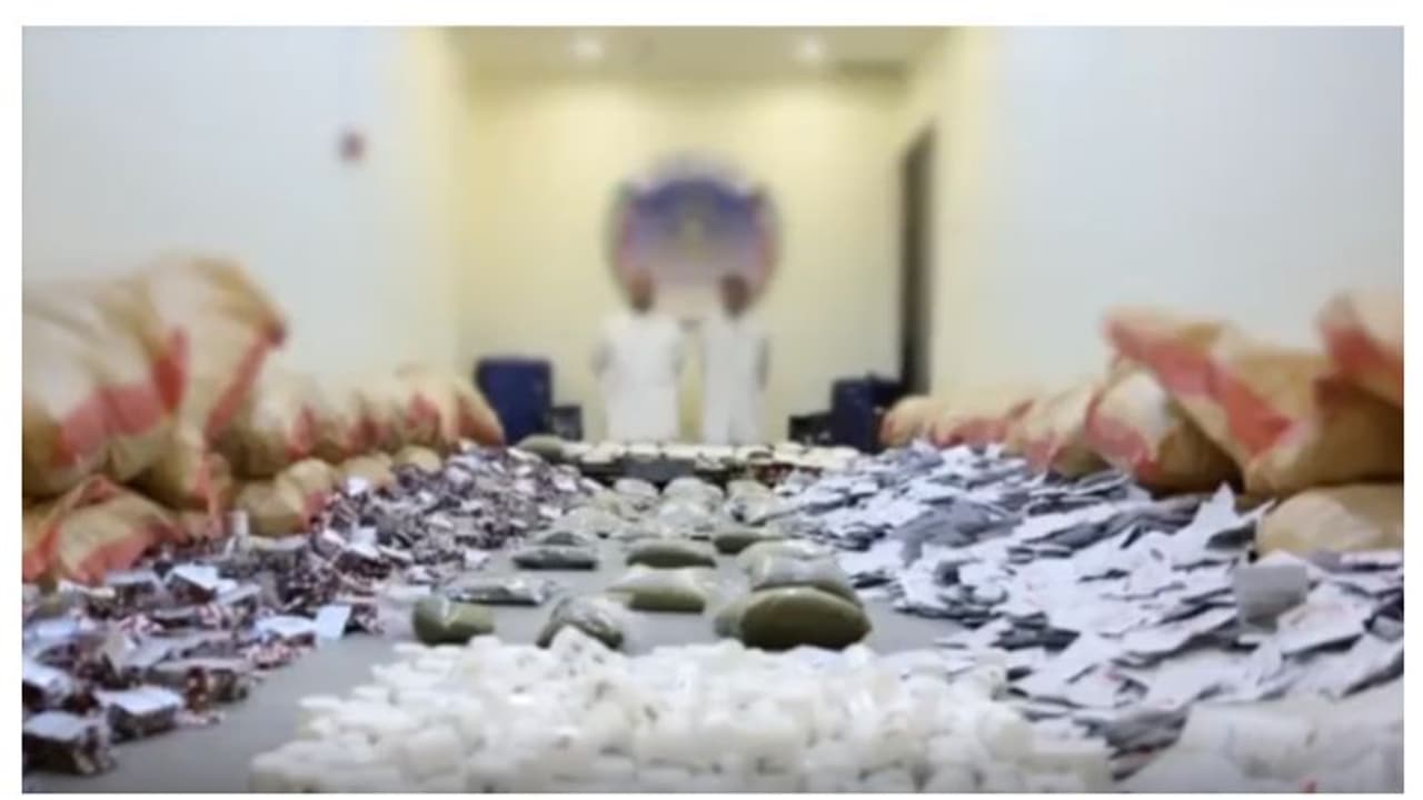 വന്തോതില് മയക്കുമരുന്നുകളും ആയുധങ്ങളുമായി രണ്ടുപേര് പിടിയില് വന്തോതില് മയക്കുമരുന്നുകളും ആയുധങ്ങളുമായി രണ്ടുപേര് പിടിയില്