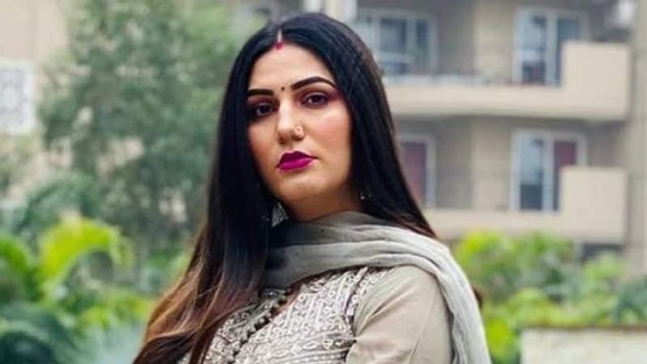 लखनऊ: छिपते छिपाते कोर्ट पहुंची सपना चौधरी को पुलिस ने कस्टडी में लिया, महज कुछ ही देर में हुईं आजाद लखनऊ: छिपते छिपाते कोर्ट पहुंची सपना चौधरी को पुलिस ने कस्टडी में लिया, महज कुछ ही देर में हुईं आजाद