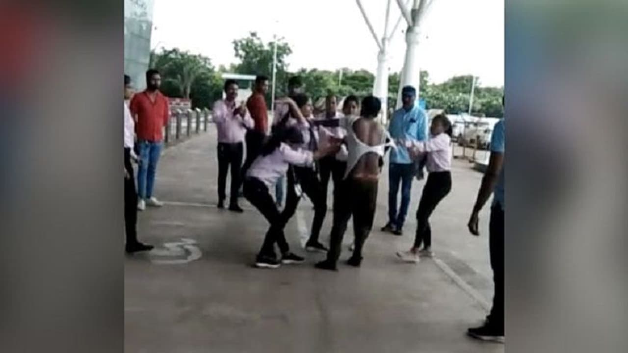 ఎయిర్ పోర్టు ముందు నిర్దాక్షిణ్యంగా ఆటో టాక్సీ డ్రైవర్ ను కొట్టిన మహిళలు.. వైరల్ వీడియో ఎయిర్ పోర్టు ముందు నిర్దాక్షిణ్యంగా ఆటో టాక్సీ డ్రైవర్ ను కొట్టిన మహిళలు.. వైరల్ వీడియో