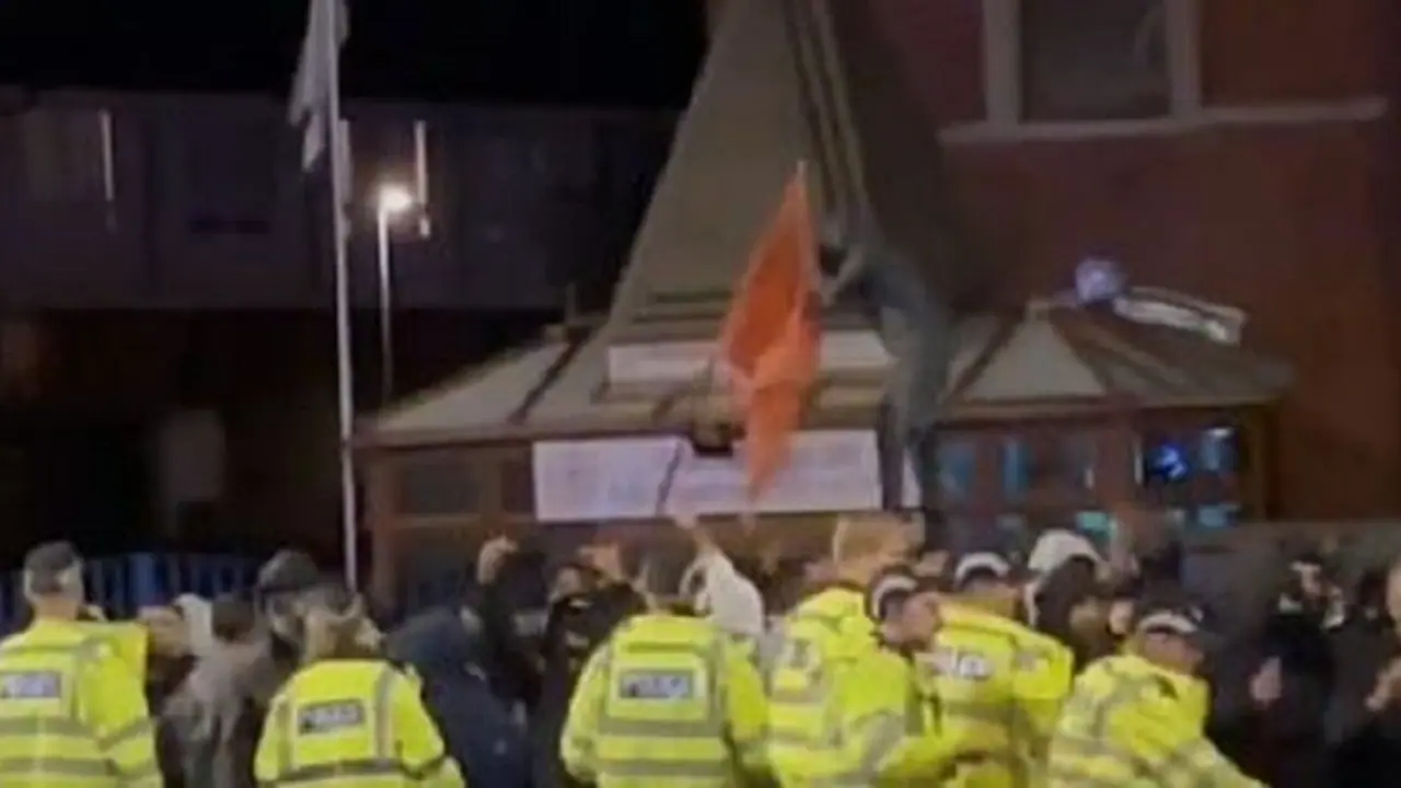 Britainನಲ್ಲಿ ಹಿಂದೂ ದೇವಾಲಯ ಧ್ವಂಸ; ಕೇಸರಿ ಧ್ವಜವನ್ನು ತೆಗೆದ ಪಾಕ್ ಮೂಲದವರು..! Britainನಲ್ಲಿ ಹಿಂದೂ ದೇವಾಲಯ ಧ್ವಂಸ; ಕೇಸರಿ ಧ್ವಜವನ್ನು ತೆಗೆದ ಪಾಕ್ ಮೂಲದವರು..!