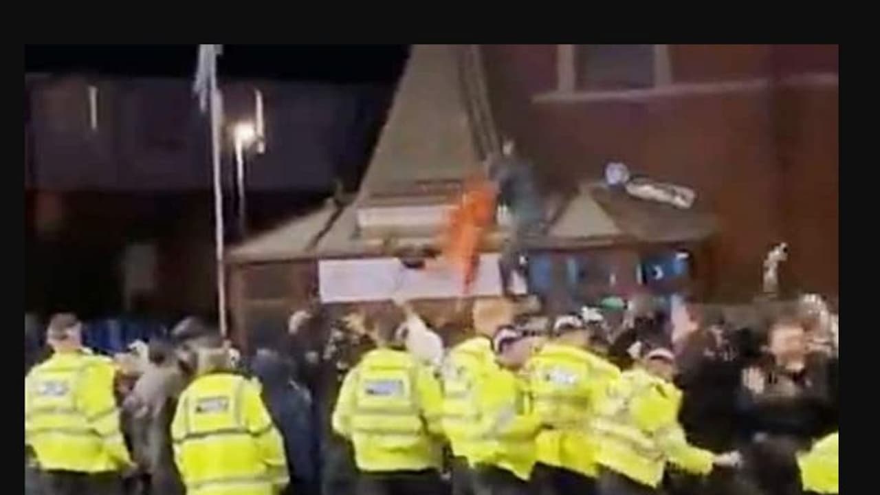 ব্রিটেনে আক্রান্ত ভারতীয়রা, পাকিস্তানিদের হামলায় ভাঙল মন্দির ব্রিটেনে আক্রান্ত ভারতীয়রা, পাকিস্তানিদের হামলায় ভাঙল মন্দির