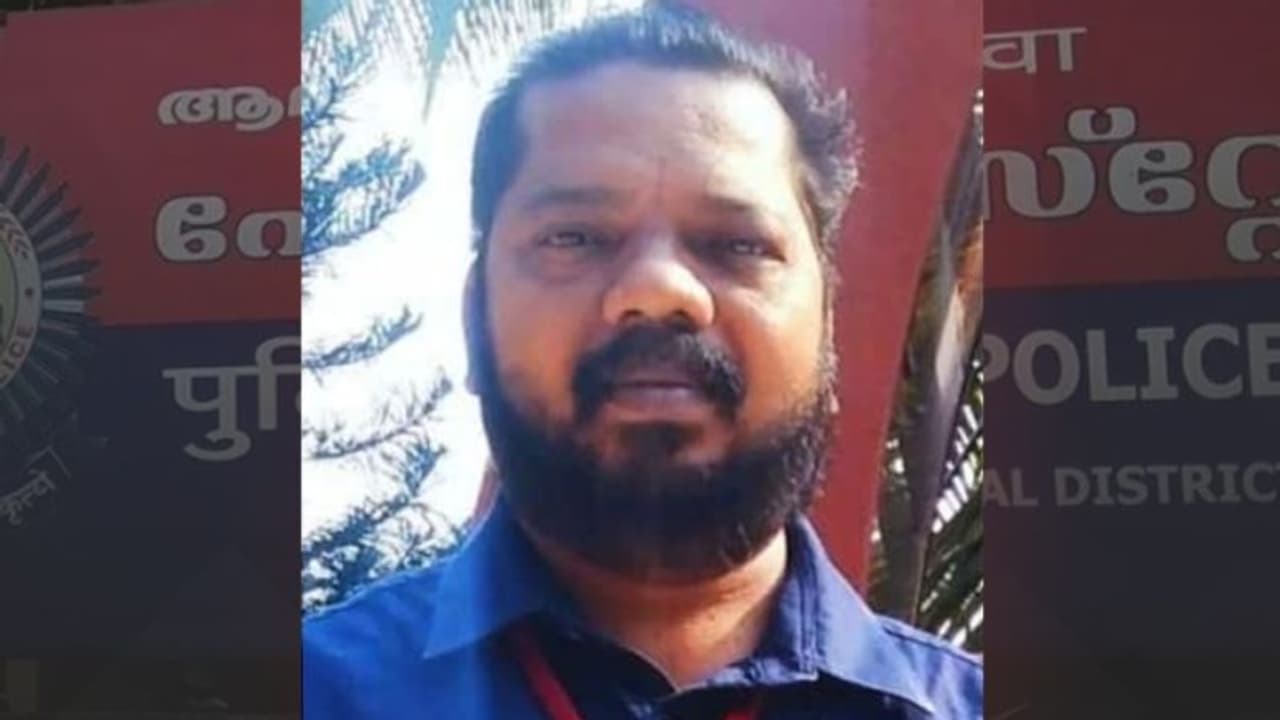 ഇടത് സൈബര് പോരാളി പി.കെ.സുരേഷിന് കോടതി ജാമ്യം അനുവദിച്ചു ഇടത് സൈബര് പോരാളി പി.കെ.സുരേഷിന് കോടതി ജാമ്യം അനുവദിച്ചു