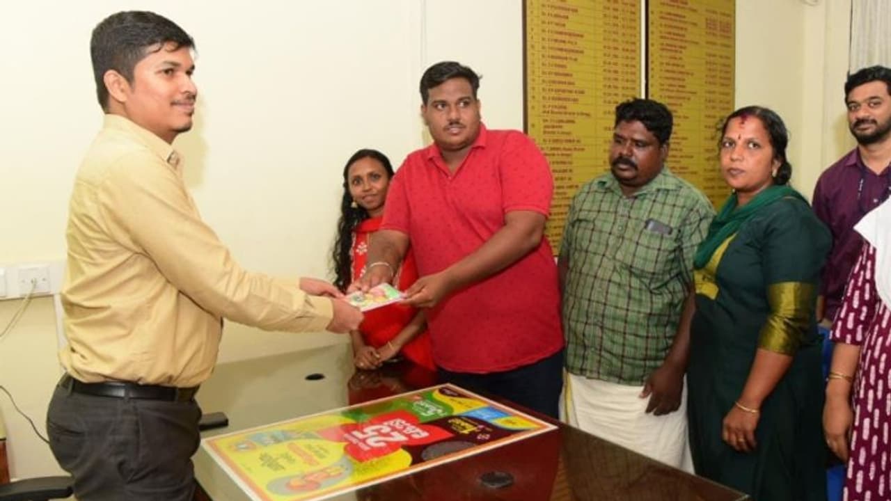 ഇനി കാത്തിരിപ്പിന്റെ നാളുകൾ; 25 കോടിയുടെ ടിക്കറ്റ് കൈമാറി അനൂപ് 