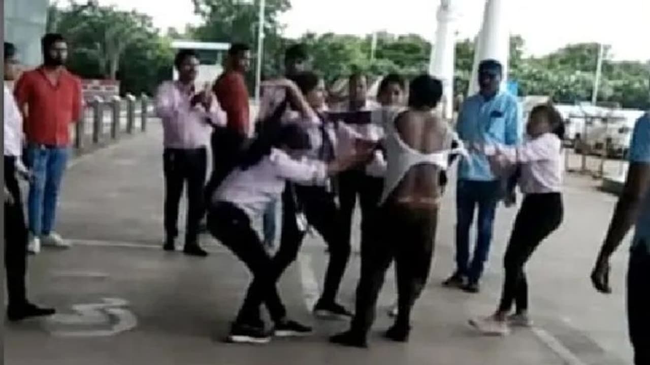 छत्तीसगढ़ एयरपोर्ट पर लड़कियों की गुंडागर्दी: लड़के को मारे बेल्ट और थप्पड़, कपड़े तक फाड़ दिए...देखिए Video छत्तीसगढ़ एयरपोर्ट पर लड़कियों की गुंडागर्दी: लड़के को मारे बेल्ट और थप्पड़, कपड़े तक फाड़ दिए...देखिए Video