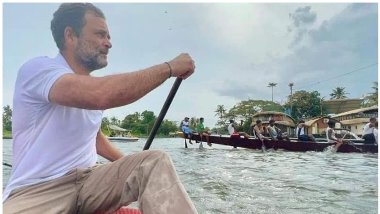 ചുണ്ടൻ വള്ളത്തിൽ തുഴഞ്ഞ് രാഹുൽ ഗാന്ധി; ഭാരത് ജോഡോ യാത്ര ആലപ്പുഴയിൽ പര്യടനം തുടരുന്നു ചുണ്ടൻ വള്ളത്തിൽ തുഴഞ്ഞ് രാഹുൽ ഗാന്ധി; ഭാരത് ജോഡോ യാത്ര ആലപ്പുഴയിൽ പര്യടനം തുടരുന്നു