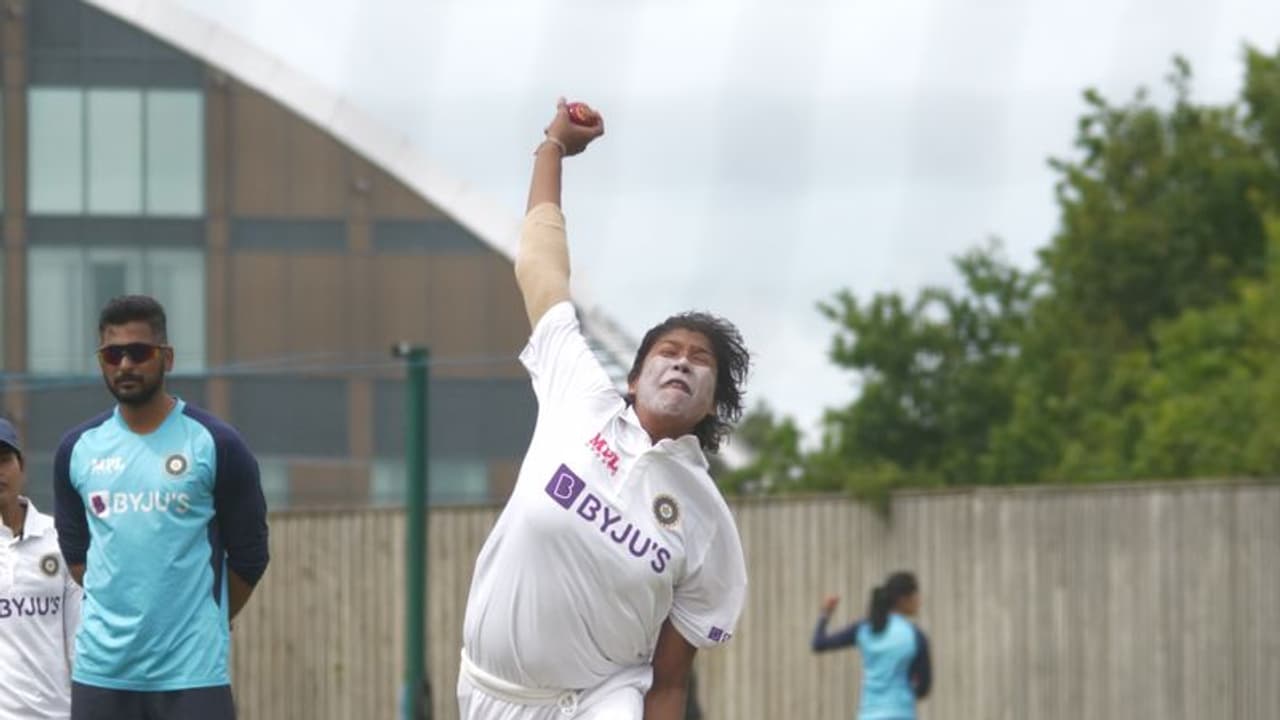 कौन हैं झूलन गोस्वामी? जो हैं भारतीय महिला क्रिकेट की सचिन तेंदुलकर, इनकी इन स्विंग पर 'हिटमैन' भी खा गए गच्चा कौन हैं झूलन गोस्वामी? जो हैं भारतीय महिला क्रिकेट की सचिन तेंदुलकर, इनकी इन स्विंग पर 'हिटमैन' भी खा गए गच्चा