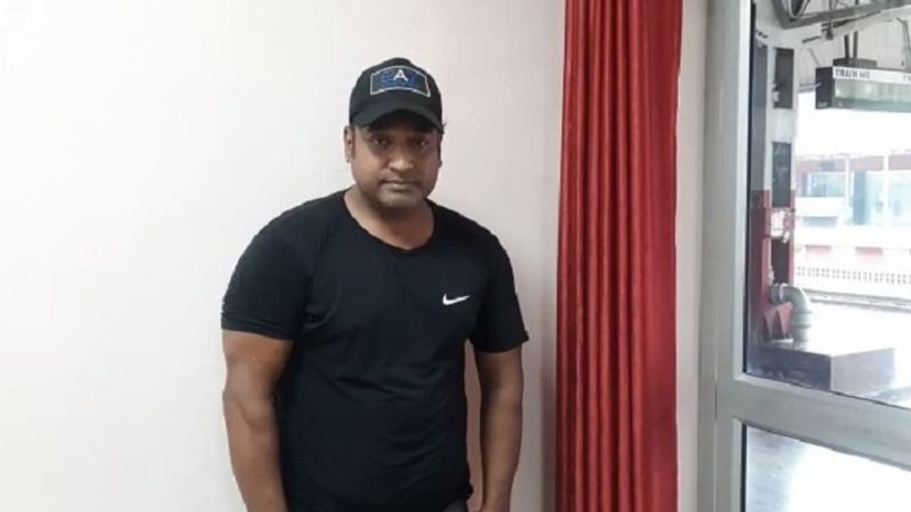 डुप्लीकेट सलमान ने लखनऊ में किया सरेंडर, रेलवे ट्रैक का वीडियो वायरल होने के बाद पुलिस कर रही थी तलाश डुप्लीकेट सलमान ने लखनऊ में किया सरेंडर, रेलवे ट्रैक का वीडियो वायरल होने के बाद पुलिस कर रही थी तलाश