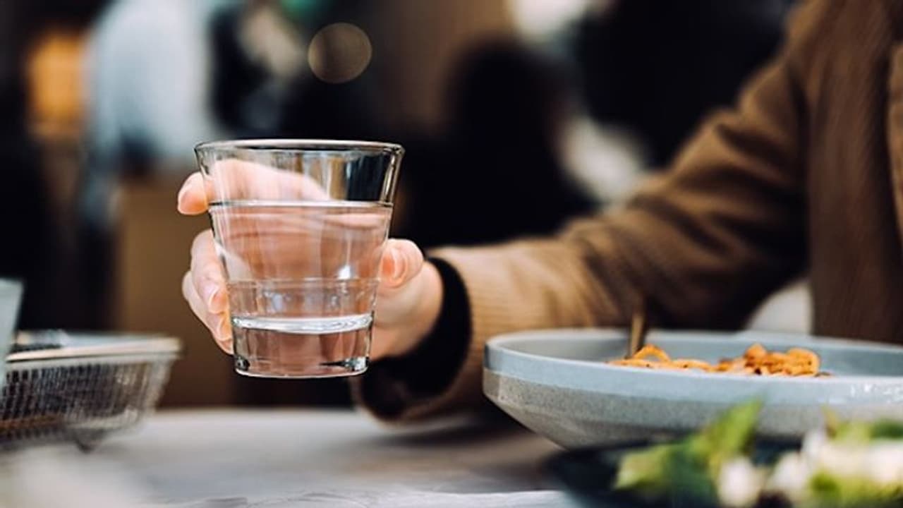 Is drinking water with meals safe? Here is what experts say Is drinking water with meals safe? Here is what experts say