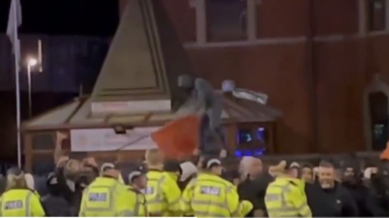 यूके के लीसेस्टरशायर में भारतीय समुदाय पर हमला, हिंदू प्रतीकों को तोड़ा गया, See video यूके के लीसेस्टरशायर में भारतीय समुदाय पर हमला, हिंदू प्रतीकों को तोड़ा गया, See video