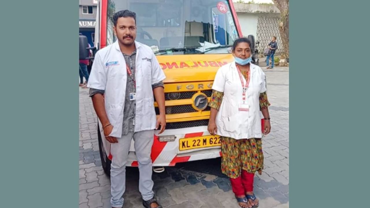 നാട്ടിലേക്കുള്ള വഴി പാലക്കാട് റയിൽവേ സ്റ്റേഷനിൽ യുവതി പ്രസവിച്ചു, അമ്മയും കുഞ്ഞും സുഖം, രക്ഷകരായി 'കനിവ് 108' നാട്ടിലേക്കുള്ള വഴി പാലക്കാട് റയിൽവേ സ്റ്റേഷനിൽ യുവതി പ്രസവിച്ചു, അമ്മയും കുഞ്ഞും സുഖം, രക്ഷകരായി 'കനിവ് 108'