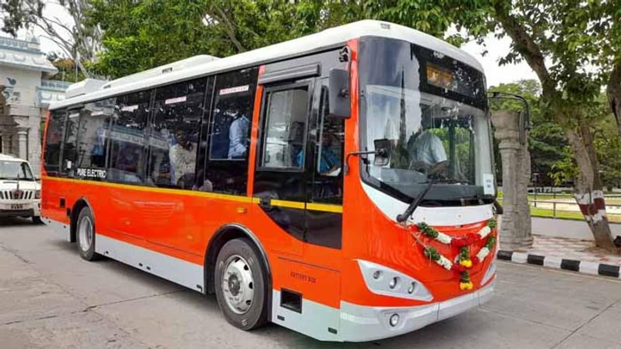 తిరుమలలో టీటీడీ ఎలక్ట్రిక్ బస్సు చోరీ.. చివరకు ఏం జరిగిందంటే.. తిరుమలలో టీటీడీ ఎలక్ట్రిక్ బస్సు చోరీ.. చివరకు ఏం జరిగిందంటే..