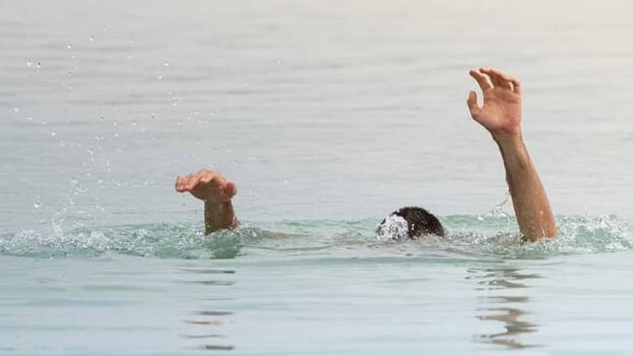 செம்பரம்பாக்கம் ஏரியில் விழுந்த 2 இளைஞர்கள்... செல்பி எடுக்கையில் நேர்ந்த விபரீதம்!!