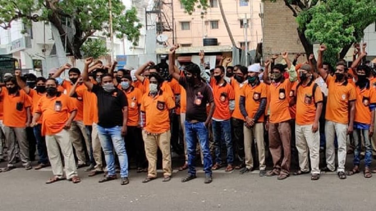 പൊരിവെയിലത്തും മഴയത്തും അലച്ചിൽ, 10 കി.മീ ദൂരം ഭക്ഷണമെത്തിച്ചാൽ വെറും 50 രൂപ!; സ്വിഗി തൊഴിലാളികൾ സമരത്തിന് പൊരിവെയിലത്തും മഴയത്തും അലച്ചിൽ, 10 കി.മീ ദൂരം ഭക്ഷണമെത്തിച്ചാൽ വെറും 50 രൂപ!; സ്വിഗി തൊഴിലാളികൾ സമരത്തിന്