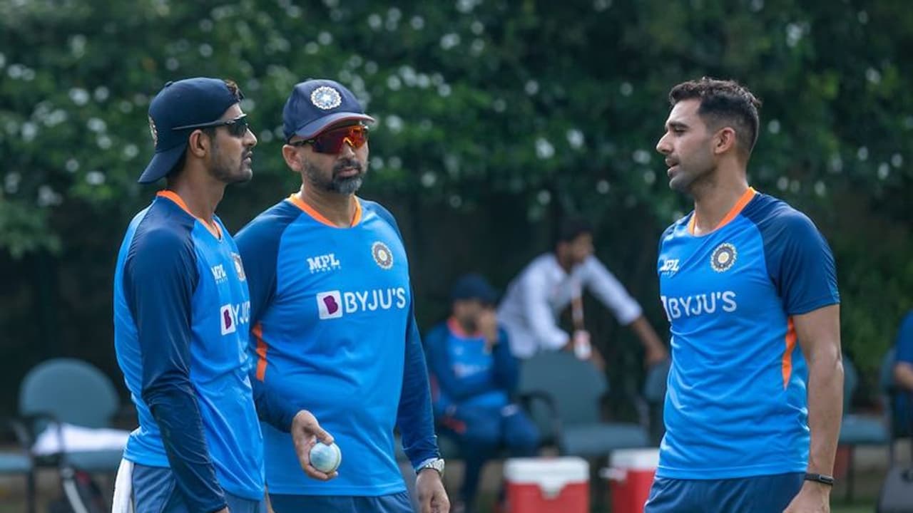 IND V/S AUS T20: इस प्लेइंग XI से चौंका सकता है भारत, कोहली कार्तिक का बैटिंग ऑर्डर बदलने की संभावना IND V/S AUS T20: इस प्लेइंग XI से चौंका सकता है भारत, कोहली कार्तिक का बैटिंग ऑर्डर बदलने की संभावना