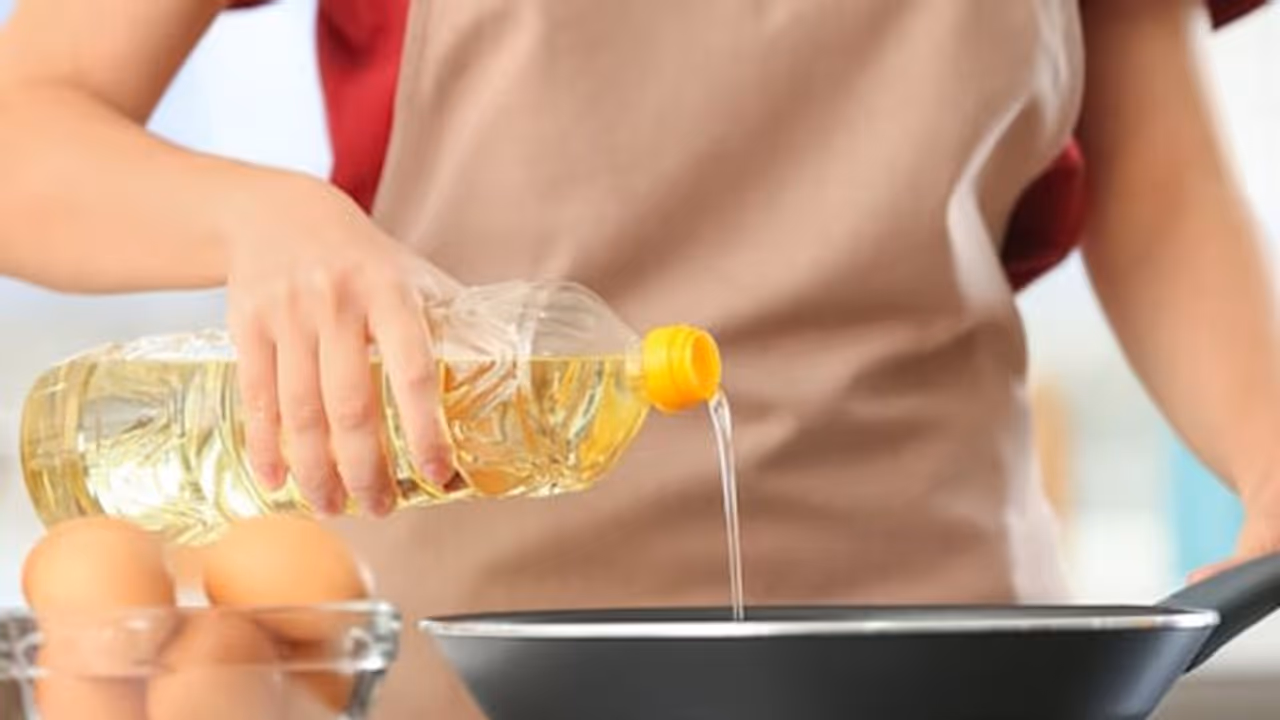 വിലയെച്ചൊല്ലി തർക്കം; ഭക്ഷണം കഴിക്കാനെത്തിയ 48കാരന്റെ ശരീരത്തിലേക്ക് ഹോട്ടലുടമ തിളച്ച എണ്ണ ഒഴിച്ചു വിലയെച്ചൊല്ലി തർക്കം; ഭക്ഷണം കഴിക്കാനെത്തിയ 48കാരന്റെ ശരീരത്തിലേക്ക് ഹോട്ടലുടമ തിളച്ച എണ്ണ ഒഴിച്ചു